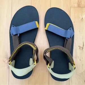 Men’s Teva sandals 10 multi colored outdoor river water shoes